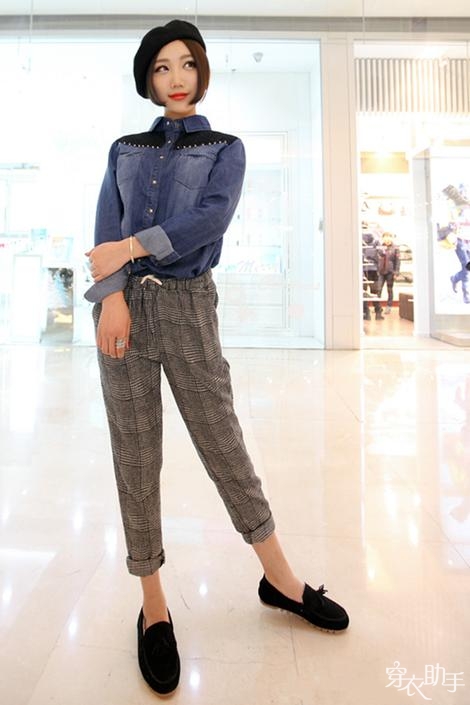 蓝色衬衣黑色豆豆皮鞋配什么颜色的裤子好看。