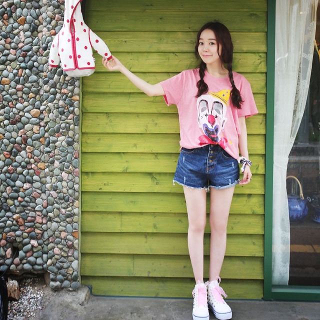 糖果色<em>卡通</em>上衣,<em>牛仔短裤</em>